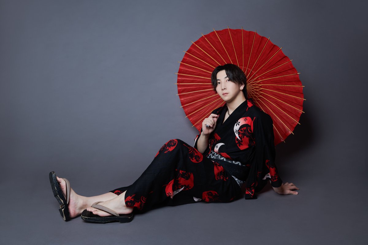 miami_studio_'s tweet photo. 【宣材紹介】
SMAPPA!HANS AXEL VON FERSEN -Smappa! Group本店-の新海莉さん！赤い番傘と浴衣が夏らしい雰囲気にぴったりです👘
#宣材写真 #歌舞伎町 #歌舞伎町ホスト #ホス狂 #ホスト宣材 #ホス狂いと繋がりたい #ホスト #スタジオ #ホストクラブ #撮影  #sumappa  #スマッパグループ  #フェルセン https://t.co/02TFWNL467