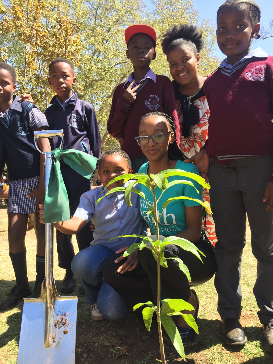 _fatsonthite's tweet image. Getting our hands dirty 🤲🏿🌱 @JoburgParksZoo 

I appreciate the kind invitation from Mr. Nathi Mvula and the Johannesburg Zoo staff. As a @missearth_sa  delegate, it was an amazing opportunity to plant trees and interact with school pupils in honour of Arbour Week.

#Missearthsa