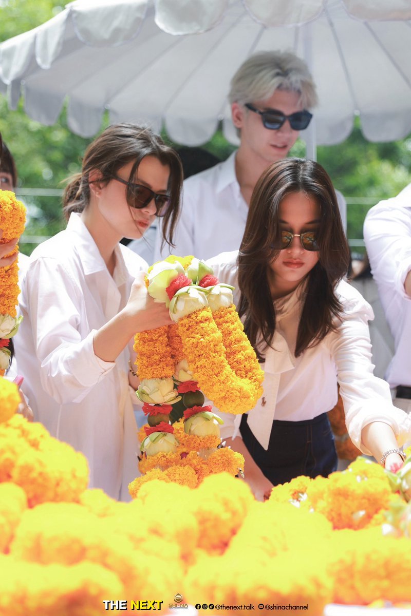 THENEXT_Talk's tweet photo. “ฟรีน-เบ็คกี้” ร่วมงานพิธีคเณศจ��ุรถี บูชาองค์พระพิฆเนศอย่างยิ่งใหญ่ ที่ WORK POINT เติมพลังบุญกันแบบนี้ เฮงๆปังๆแน่นอนค่ะ 🙏🏻✨

 #ฟรีนเบค #FreenBecky
#srchafreen #Beckysangels
#THENEXT #THENEXTTalk https://t.co/rPYFgKOhTW