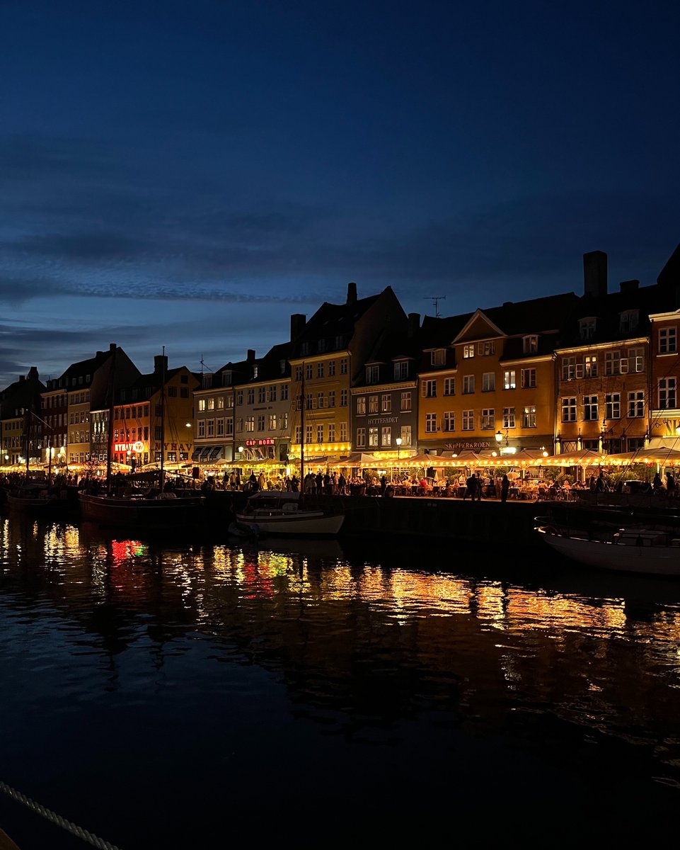 rusticella's tweet image. Ночной Копенгаген ✨

лодочки, фонари, стендап-фестиваль, и еще больше дорогих кусей