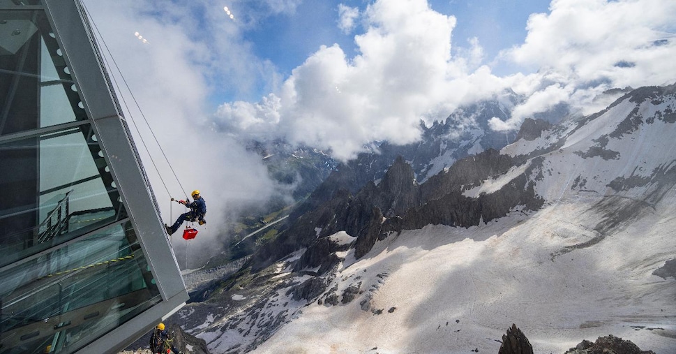 amcaserodano's tweet photo. Un bosco invisibile abbraccia la funivia del Monte Bianco: Un innovativo intervento ambientale di Skyway Monte Bianco con tecnologie di Acrobatica e REair equivale a piantare 142 alberi ad alta quota https://t.co/tXSeJ053vj , casa, immobiliare milano https://t.co/HuDCeZ82fh