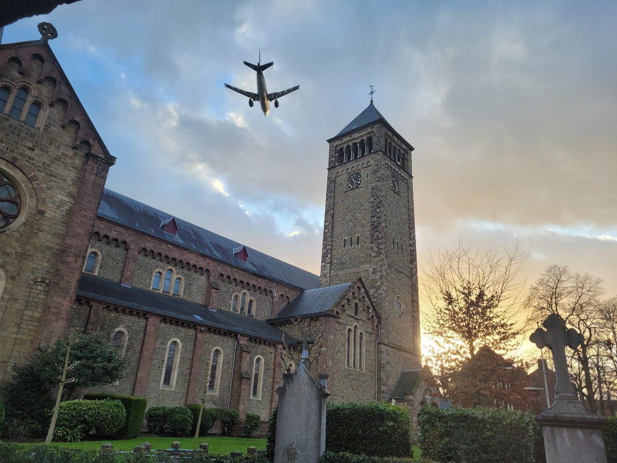 Omwonenden van MST voelen zich vaak betrokken bij onze luchthaven. Omwonenden komen vliegtuigen kijken of zetten zich in voor een schonere en stiller MST. 
Voor omwonenden hebben we een website waar je informatie vindt gericht op omwonenden. maa.nl/omwonenden