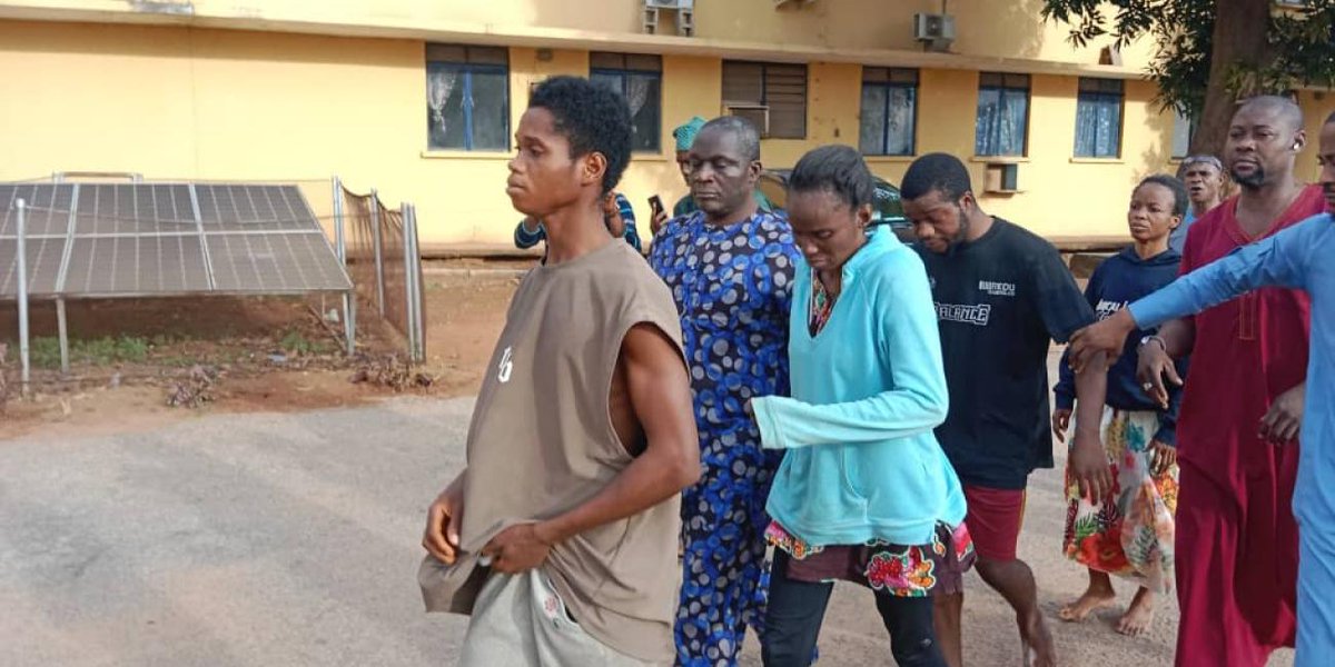 getfeedonline's tweet photo. The Kwara State Police Command has paraded six suspects allegedly involved in the killing of Ogungbenro Blessing, a female student of the College of Health and Technology in Offa.
#MondayMotivation #PrettyboyDO #NSPPD #knacking https://t.co/8VeQNxz1yW