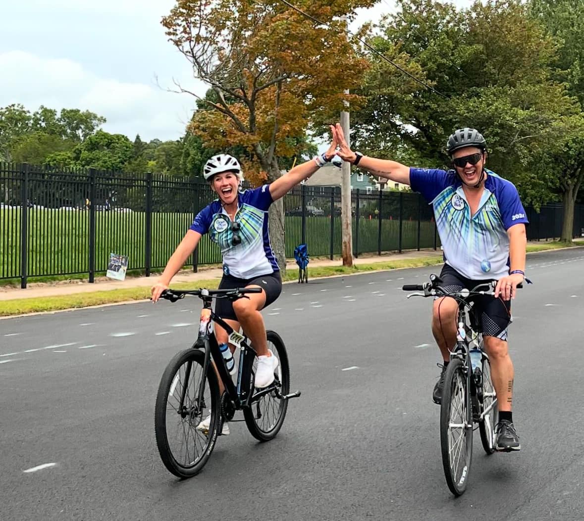 LauraHutch8's tweet photo. HAPPY MONDAY! How was your weekend? I’m coming off a great Closer to Free Ride! Team Hutch has brought in over $4.5k in the two years in memory of my Auntie Barb ❤️ (thank you everyone!!) So thankful to the folks at @SmilowCancer for the extra time you gave us with her. #CTFRide https://t.co/APcxkUlaNj