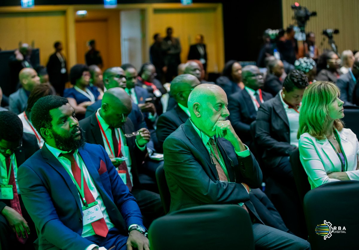 rbarwanda's tweet photo. 🚨AKA KANYA🚨

Muri Kigali Convention Centre hari kubera Inama y'Abacamanza bo mu Muryango w'Ibihugu bikoresha Icyongereza, Commonwealth.

Iyi nama igaruka ku butabera burengera ibidukikije, yitabiriwe n'abasaga 317 baturutse mu bihugu birenga 45 byo muri Commonwealth.#RBAHafiYawe #RBAAmakuru