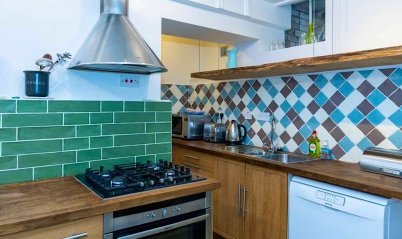 TheHolidayCots's tweet image. Fairlea Grange is a stunning Gothic mansion offering self-catering accommodation in the charming town of Abergavenny, Monmouthshire!

🛏️ Sleeps 1-20
theholidaycottages.co.uk/monmouthshire/…

#FairleaGrange #Abergavenny #Monmouthshire #GothicMansion #BreconBeacons #Wales #HotTub #BBQ #Castles