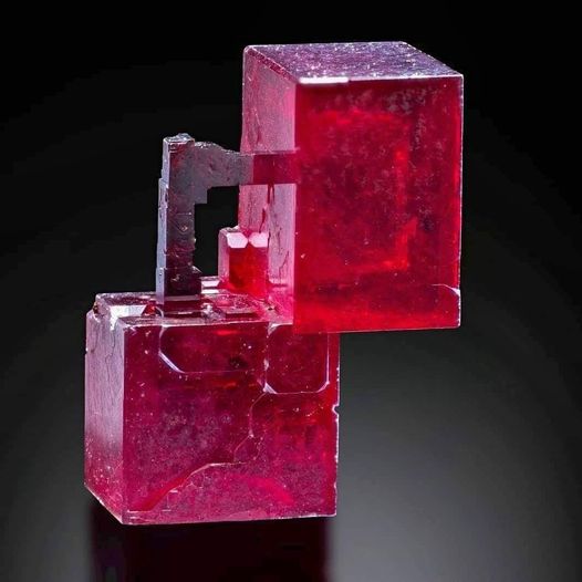 Claudia_Zahn's tweet image. Wonderful Lustrous Deep raspberry-red #Cuprite Crystals with a very rare and particular formation From #Mexico 🇲🇽
Photo ©️ valar minerals
By #GeologyWonders
#Geology #GeologyPage #Nature #Minerals #Crystals #Gems #Nature #NatureLovers #NaturePhotography #Photographer #RockPorn