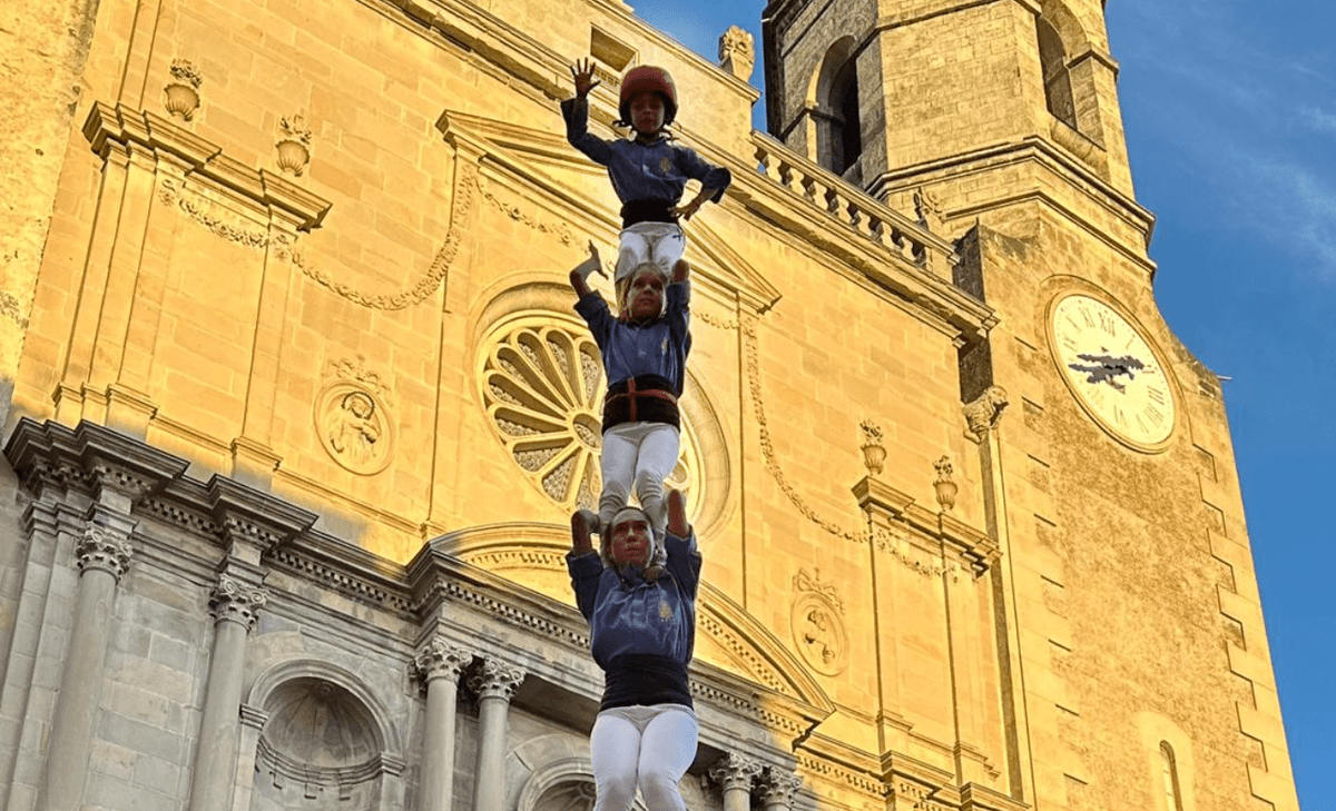 Els Marrecs de Salt fan el pilar de 6 més femení de la història dlvr.it/TD0mmD via <a href="/ElMonCasteller/">elMonCasteller.cat</a>