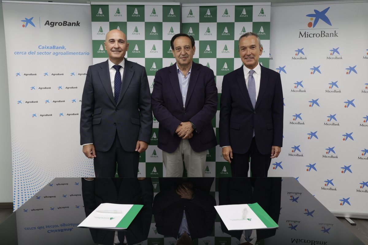AsajaNacional's tweet image. 🌱🤝 #MicroBank y @asajanacional firman un convenio de colaboración para facilitar financiación al sector y promover el relevo generacional

Con el apoyo de @AgroBank_CABK, se abre una línea de 10M de € para jóvenes agricultores:
Aquí tienes los detalles👉ow.ly/UIIg50TiMul