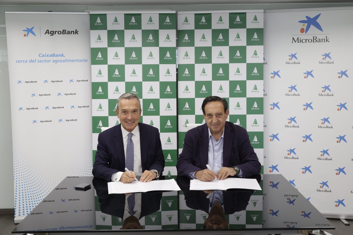 AsajaNacional's tweet image. 🌱🤝 #MicroBank y @asajanacional firman un convenio de colaboración para facilitar financiación al sector y promover el relevo generacional

Con el apoyo de @AgroBank_CABK, se abre una línea de 10M de € para jóvenes agricultores:
Aquí tienes los detalles👉ow.ly/UIIg50TiMul