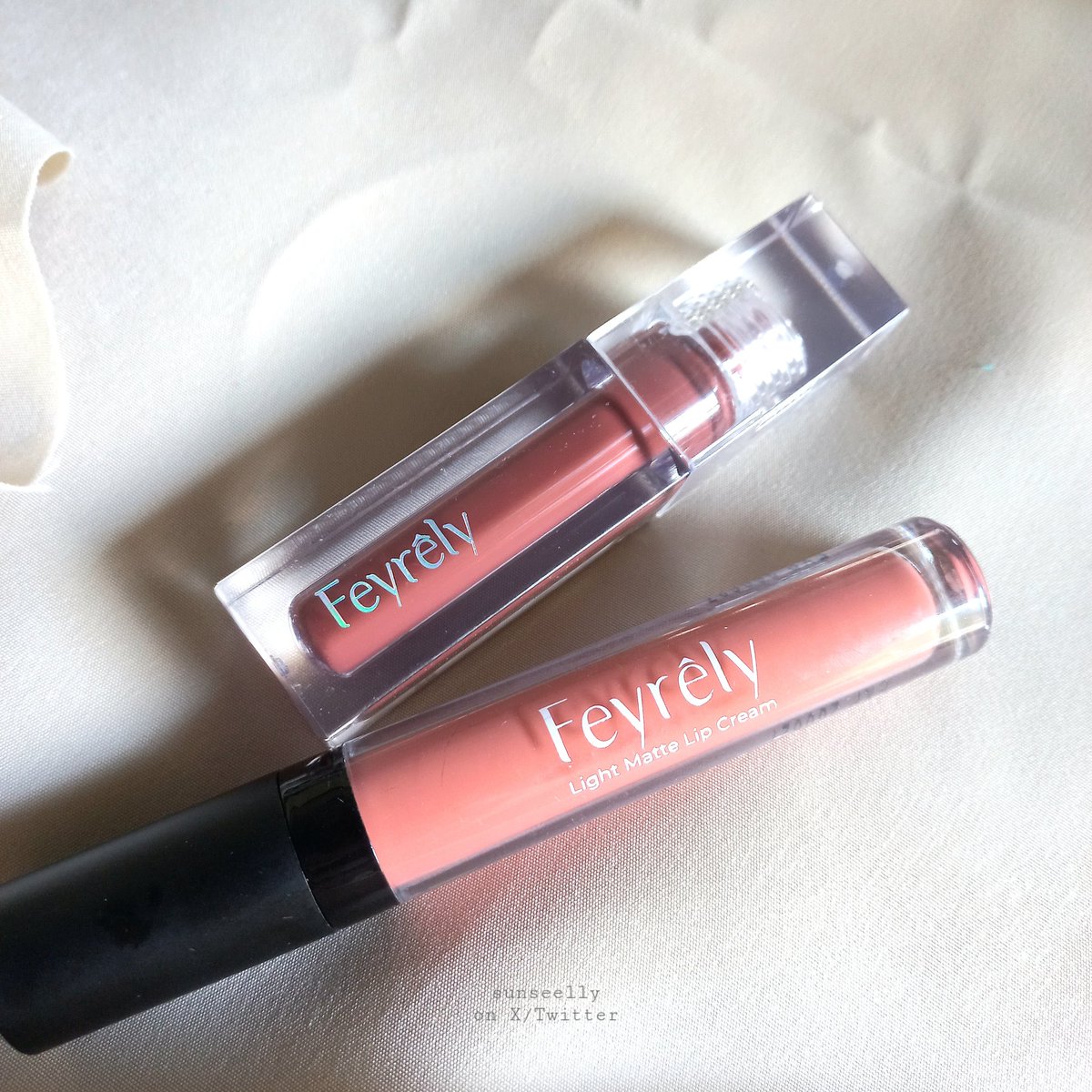 sunseelly's tweet photo. Ini aku ombre pake lip tint/cream dari feyrelyyy. Kalian wajib coba ombre ini sih🥹🫶🏻

🍑05 Morning sun peach lipcream (base)
—https://t.co/5BSdRXCvZ5

🍁05 Burnt maple liptint (inner)
—https://t.co/uJeHqX3skX

Ombre ini warnanya bener² ‘kawin’ menurutku. Finishnya cakep bangeet! https://t.co/EDQfD7nSQp