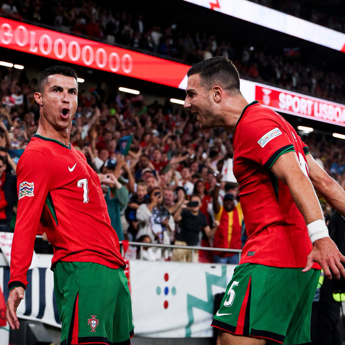 kario_enabled's tweet photo. Messi fans: penaldo only scores tap ins https://t.co/SXkNYiCIRq