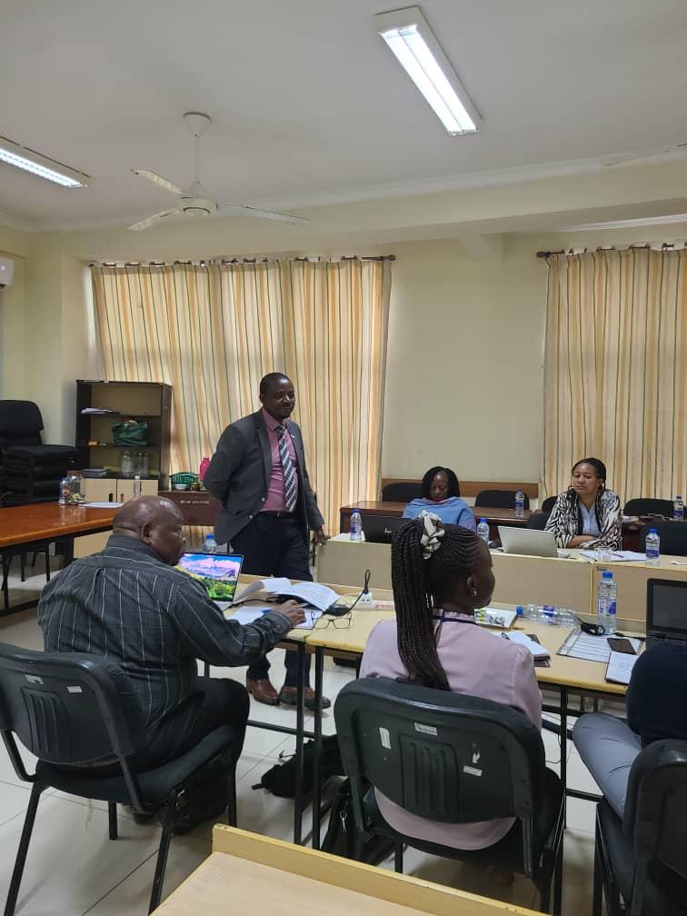 DsfaFishing's tweet photo. Mkurugenzi Mkuu wa Mamlaka ya Kusimamia Uvuvi wa Bahari Kuu (DSFA) Dkt. Emmanuel Sweke, akitoa mada kuhusu Uvuvi wa Bahari na masuala ya Makubaliano (Negotiations) katika Ukumbi wa Chuo Kikuu Huria (OUT) Jijini Dar es salaam yakiwa na lengo la kuwajengea Maafisa wa Serikali uwezo https://t.co/8yMMf2HMib