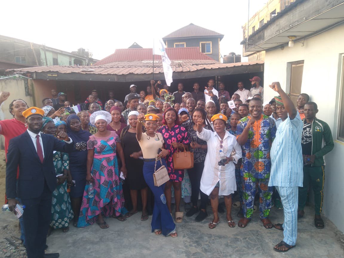 SaharaReporters's tweet photo. Hundreds Of Lagos Community Residents Lose Faith In Tinubu Administration ‘For Making Them Poorer,’ Join AAC Party | Sahara Reporters https://t.co/NqSPyibIAN https://t.co/MrbzWUUB9e