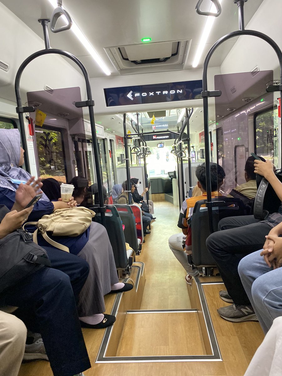 matchaloevee's tweet photo. finallyyy,  bisa nyobain bikun listrikk 🤩 https://t.co/1sX1bwjApu