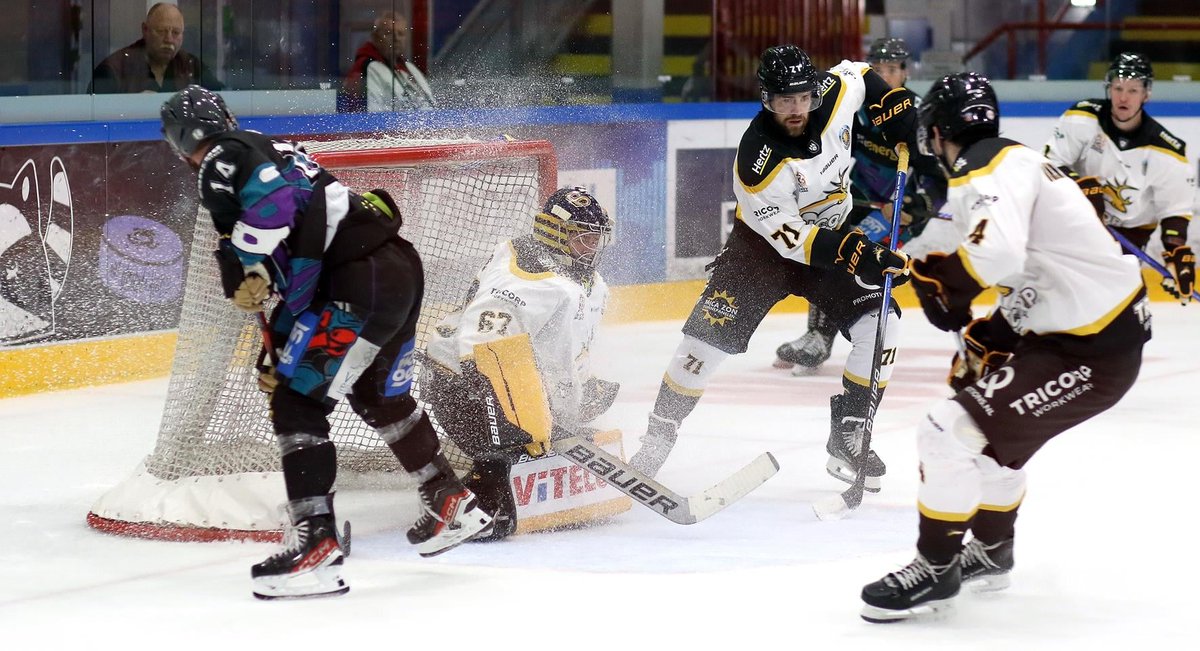 ESSEN MAAKT EINDE AAN ZEGEREEKS TRAPPERS: Na zeven (pre-season) overwinningen op rij heeft Tilburg Trappers zijn Waterloo gevonden. In Eissporthalle Essen-West won de thuisclub de finale om de Westenergie Cup met 3-2. Jay Huisman werd uitgeroepen tot… dlvr.it/TD0nz1