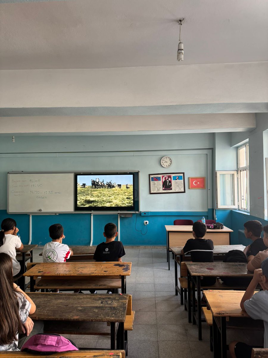 ByknCmhrytoo's tweet photo. Okulumuzda ilk ders "Çanakkale'den Gazze’ye Bağımsızlık Ruhu ve Vatan Sevgisi" adlı video bütün sınıflarımızda öğrencilere izletildi. @mem_siirt @Baykanmem @vahap_gulmez https://t.co/shtufZpnEh