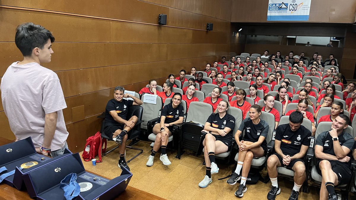 🤩 Mirad quién se ha pasado por las Jornadas de Tecnificación Femenina

🏅 La doble medallista olímpica en #Paris2024, <a href="/garciaperezmari/">María Pérez OLY</a>, compartió con nuestras jugadoras y técnicos la historia de duro trabajo que le ha permitido alcanzar el éxito

🙌 ¡El mejor ejemplo a seguir!