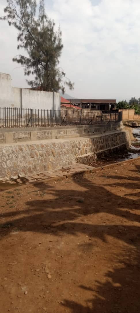 TayaTheoneste's tweet photo. Ababyeyi barerera kuri Kigali pacific college baratabaza @REBRwanda kuko nyiri iri shuri akomeje kubaka amafaranga yinyubako yiyitirira ko yubatse ruhurura kandi yarubatswe @CityofKigali barasaba ko amafaranga bayasubizwa cg akagirwa imigaba kuko bagize uruhare mu kubaka ishuri. https://t.co/YwtMOisFJv