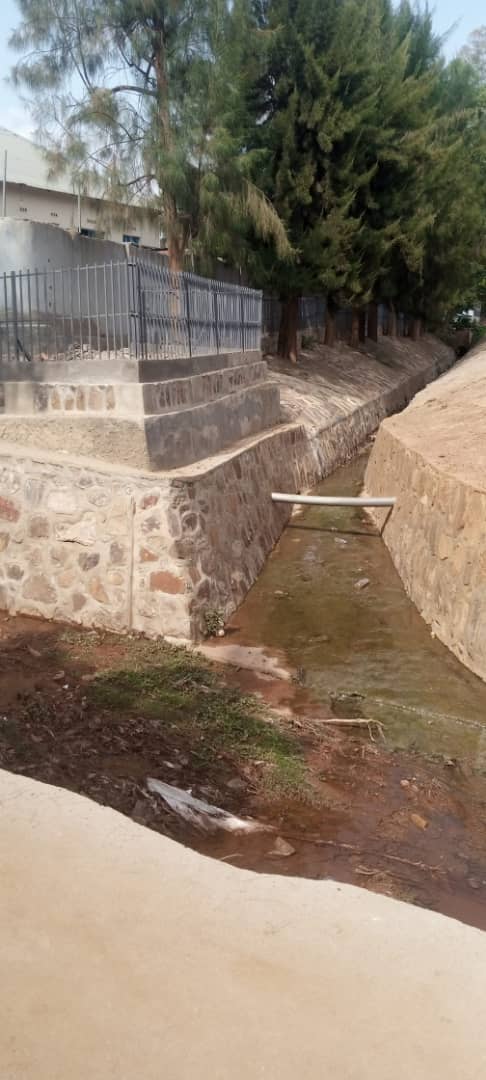 TayaTheoneste's tweet photo. Ababyeyi barerera kuri Kigali pacific college baratabaza @REBRwanda kuko nyiri iri shuri akomeje kubaka amafaranga yinyubako yiyitirira ko yubatse ruhurura kandi yarubatswe @CityofKigali barasaba ko amafaranga bayasubizwa cg akagirwa imigaba kuko bagize uruhare mu kubaka ishuri. https://t.co/YwtMOisFJv