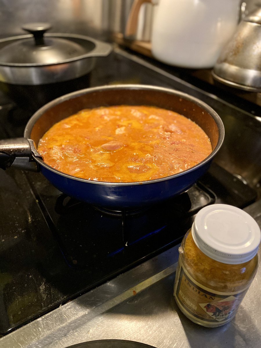 happy_falls's tweet photo. まだまだ暑いので
本日はヨーグルトに漬け込んだ鶏肉の
トマトカレー！🍛
BGMは、世界中のFM局が地球儀から選べるRadio Gardenで南インドの番組。

あーーどっか行きたい！！ https://t.co/JK9q2yPDyZ
