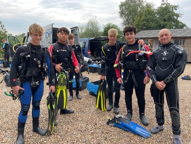 AlleynsSchool's tweet photo. After completing their Discover Scuba course in our pool, 17 have then gone on to complete their PADI Open Water course after diving at Wraysbury lake with @DiveWimbledon last weekend. #allwecanbe #AlleynsAdventure https://t.co/TNrWJjiktk