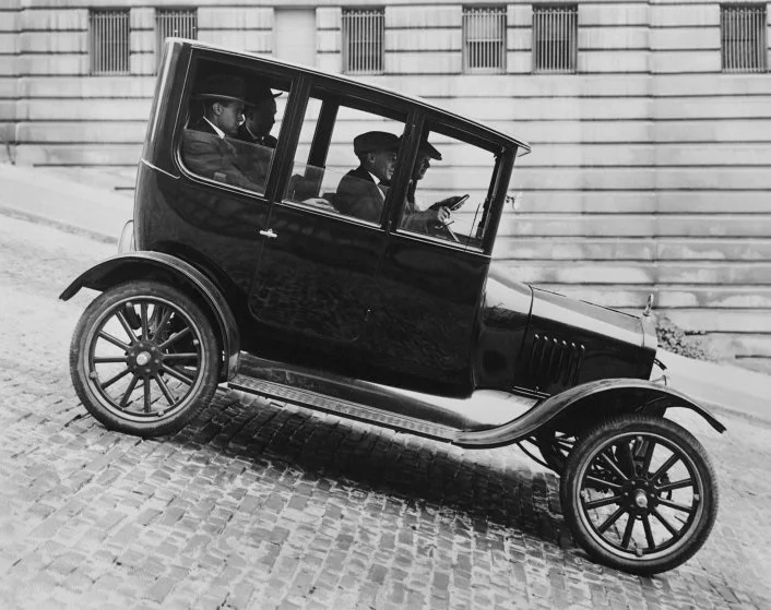 000_three's tweet photo. the #ModelTFord centre door sedans are weird
...but in a good way
wouldnt it be hard to get in to the front seats with the door hinging so far back? https://t.co/PpVlJDxUfP