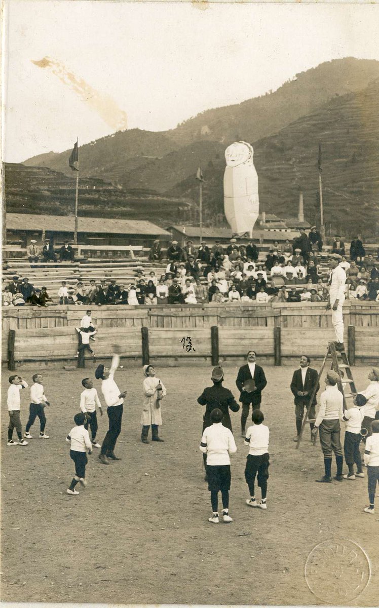 Avui volem desitjar una bona tornada a les aules. Però també una bona tornada a l'esbarjo, al joc i la diversió!
#arxiuscomarcals #ripollès