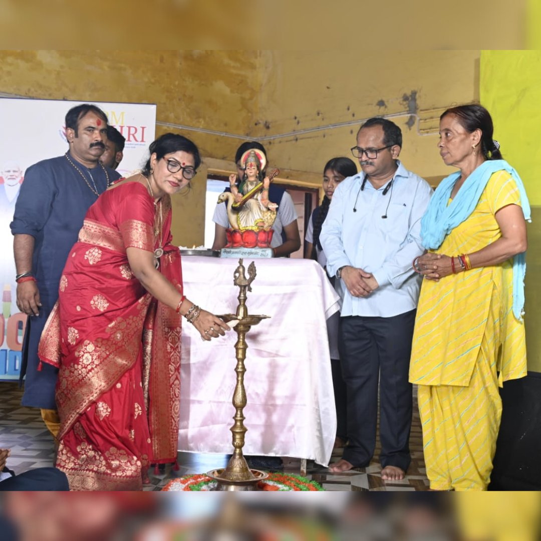 sangeetnatak's tweet photo. Glimpses of #Event37 in the #kaladharohar series featured a mesmerizing performance of Meera Bhajans by Neetu Jha, beautifully enhanced by stunning visuals from the workshop and performance. The event was organised by Sangeet Natak Akademi, New Delhi, at PM Shri School Jawahar Navodaya Vidyalaya, PM Shri School Jawahar Navodaya Vidyalaya, Village Borai, District-Durg, Chhattisgarh.
 
 #music #dance #drama #artist #culture #folk #SangeetNatakAkademi #chhattisgarh