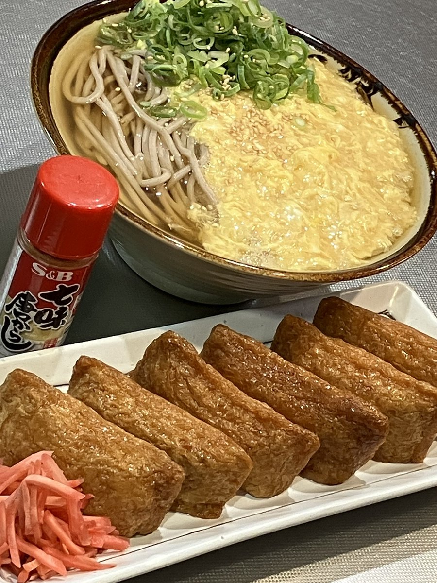 sense_kabu's tweet photo. 今日はふわたまあんかけ蕎麦&amp;いなり寿司のセットを食べました。おいしかったです。 https://t.co/9SSUV9GtVR