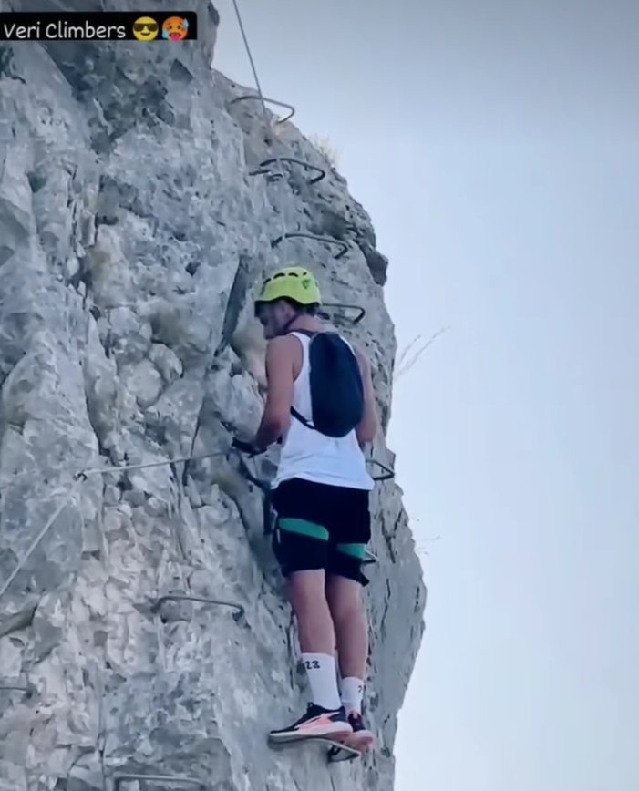 Bruni_Waltr_93's tweet photo. Rambo scala la montagna ..opss Giuseppe Garibaldi conquista le vette di Maratea..
😂😂😂
🫶
#solocosebelle
#scalare
#forza
#quandononservipiu. ....
Peppe tutto cuore 🫶 https://t.co/QkJTlB9Yxd