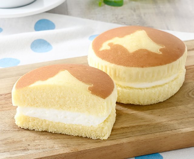９月１０日よりファミリーマートから、「北海道チーズ蒸しケーキ」の生地で口どけの良いミルククリームをサンドしたチルドスイーツ「北海道チーズ蒸しケーキのミルククリームサンド」が新発売されました✨