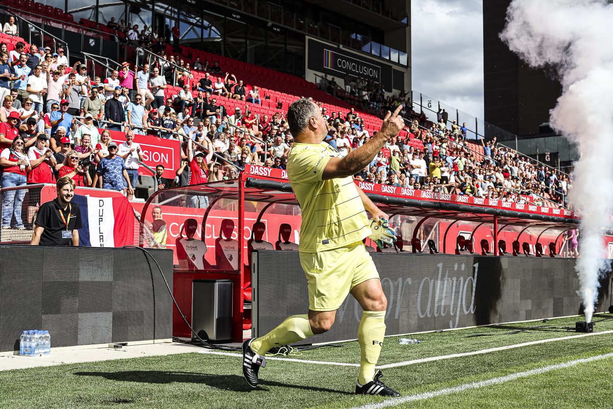 VerhoevenJeroen's tweet image. 𝐁𝐄𝐃𝐀𝐍𝐊𝐓 voor de jaren van passie en strijd, @MarkvdMaarel !
Mijn wedstrijdshirt van mark zijn afscheidswedstrijd wordt geveild. ❤️⚽️

Bekijk en bied 👉matchwornshirt.com/nl/product/jer…

#OnzeParel #FCUtrecht #Veiling @fcutrecht