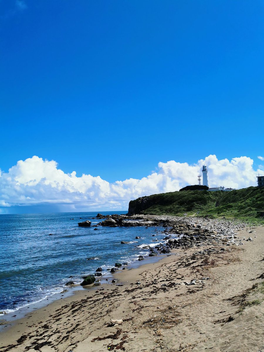 Ossans11C's tweet photo. 夏休みも終わりましたが、まだまだ夏空の犬吠埼です。海もキラキラでキレイですよ。今週の三連休の土日は銚子でナイトマーケットもやってます。夏を終わらせたくないって方にはぜひぜひお越しいただきたいですね。 https://t.co/WdnNtlF4Kd
