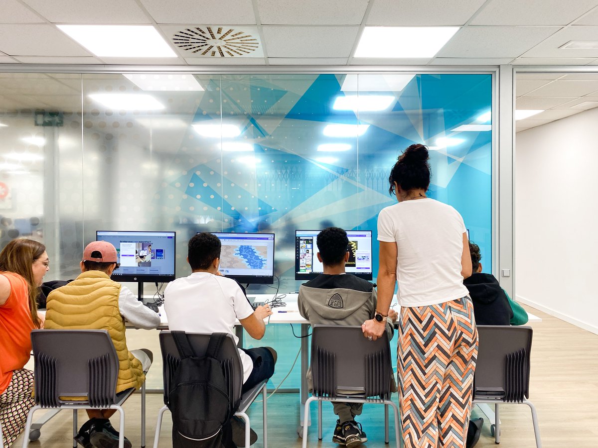 FMFontanilles's tweet photo. Iniciem la #formació CODI!💻 Impulsat per @fepa_18  

L'objectiu és reduir la #bretxa digital entre els infants i adolescents👩formant-los en competències bàsiques #digitals.📲 🚀 

➡ Un projecte finançat per la Unió Europea, NextGenerationEU. https://t.co/34jLGOWvMT