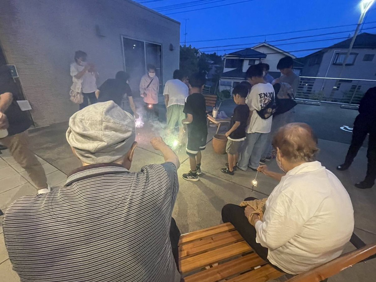 nukumori1386's tweet photo. 9月の夜、ケアマネジャーの計画で花火大会を開催。入居者と地域の子供たちが一緒に楽しみ、昔話に花が咲きました。「ど～んと花火が綺麗だな」と歌う方も。楽しく温かいひとときに感謝し、また来年も楽しみです。
#福祉　#共生社会 https://t.co/vAdtnL3bBd
