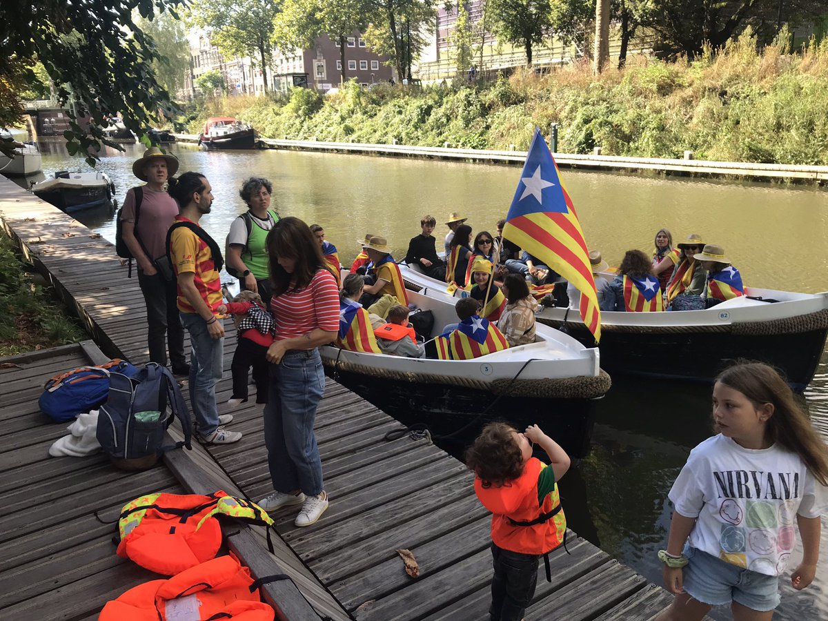 ⬛️⬜️<a href="/ANC_NL/">ANC - Nederland</a> celebrated the #Diada2024 at the weekend with their now-traditional boat ride, flying Catalan pro-independence Estelada flags. 
Catalans in Boston also commemorated the Diada, with an event organised by <a href="/ANC_USA/">🎗️ ANC USA 🎗️</a> together with the Catalan Casal and the Castellers.