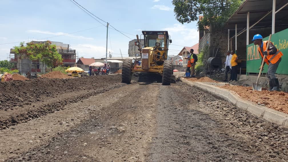 LinahLuanda's tweet photo. "J'ai été honorée de prendre part à cette cérémonie de remise officielle du diplôme d'excellence à la société MG Construction, qui contribue grandement à la réhabilitation des infrastructures routières dans la ville de Goma."

#developpement #durable #DRCongo https://t.co/HoZxlahkIG