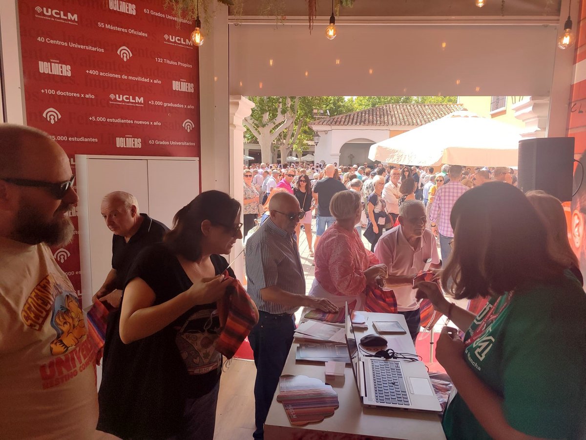 uclm_es's tweet photo. ¿Con ganas de feria? 💃🕺
La UCLM abrió este fin de semana su estand en la #FeriaDeAlbacete y hoy estrena su programa de actividades lúdicas, divulgativas e informativas, entre las que se encuentra la presentación de @UCLMdivulga y "El gran juego del Quijote", que celebra @Humanidades_AB de cinco a seis de la tarde.