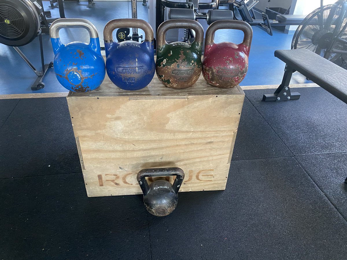 Siinähän ne, kuluneet kuulat puolustushaara/aselajivärien mukaan lajiteltuna? Yleisesikuntakuula on painavin, mutta maahan jäänyt panssarimusta - se vasta raskas onkin…