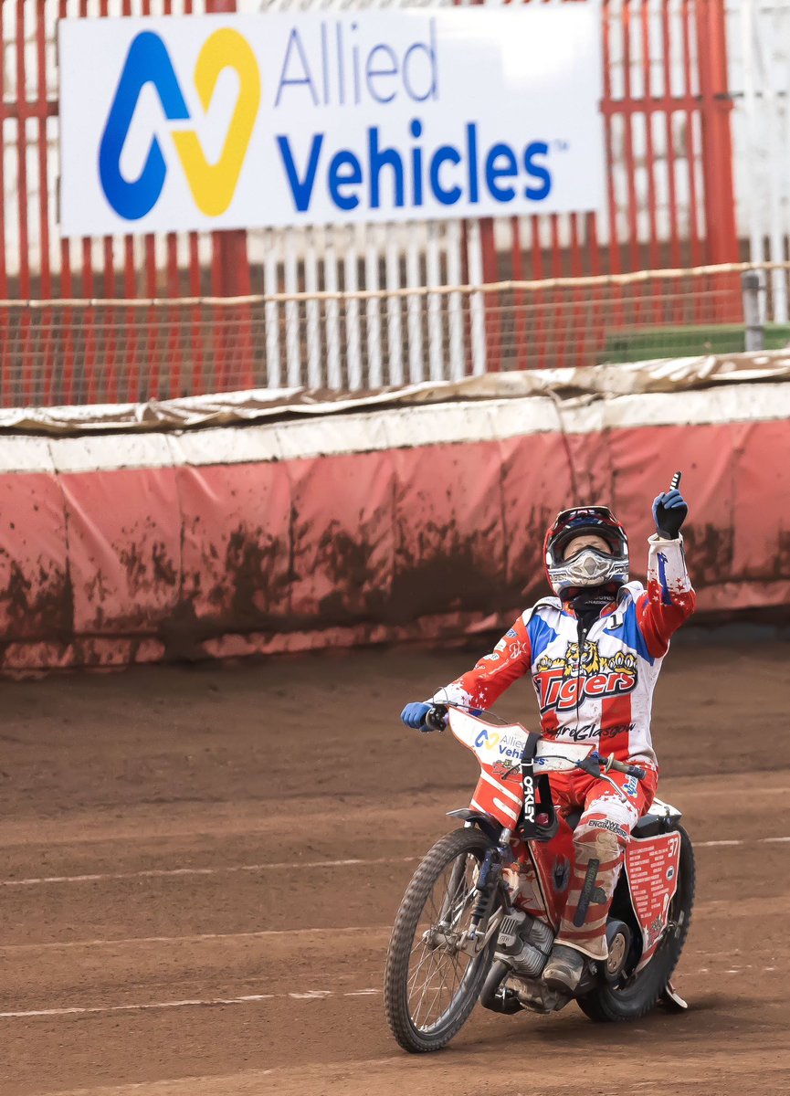 glasgowtigers's tweet photo. 𝙏𝙖𝙡𝙠 𝙤𝙛 𝙩𝙝𝙚 𝙩𝙤𝙬𝙣… 💣💥

Chris Harris is the toast of British speedway and so is our wonderful Ashfield racetrack. 

Mr Entertainment. 

#WeAreGlasgow🔴⚪️ https://t.co/mkjUxFzucu