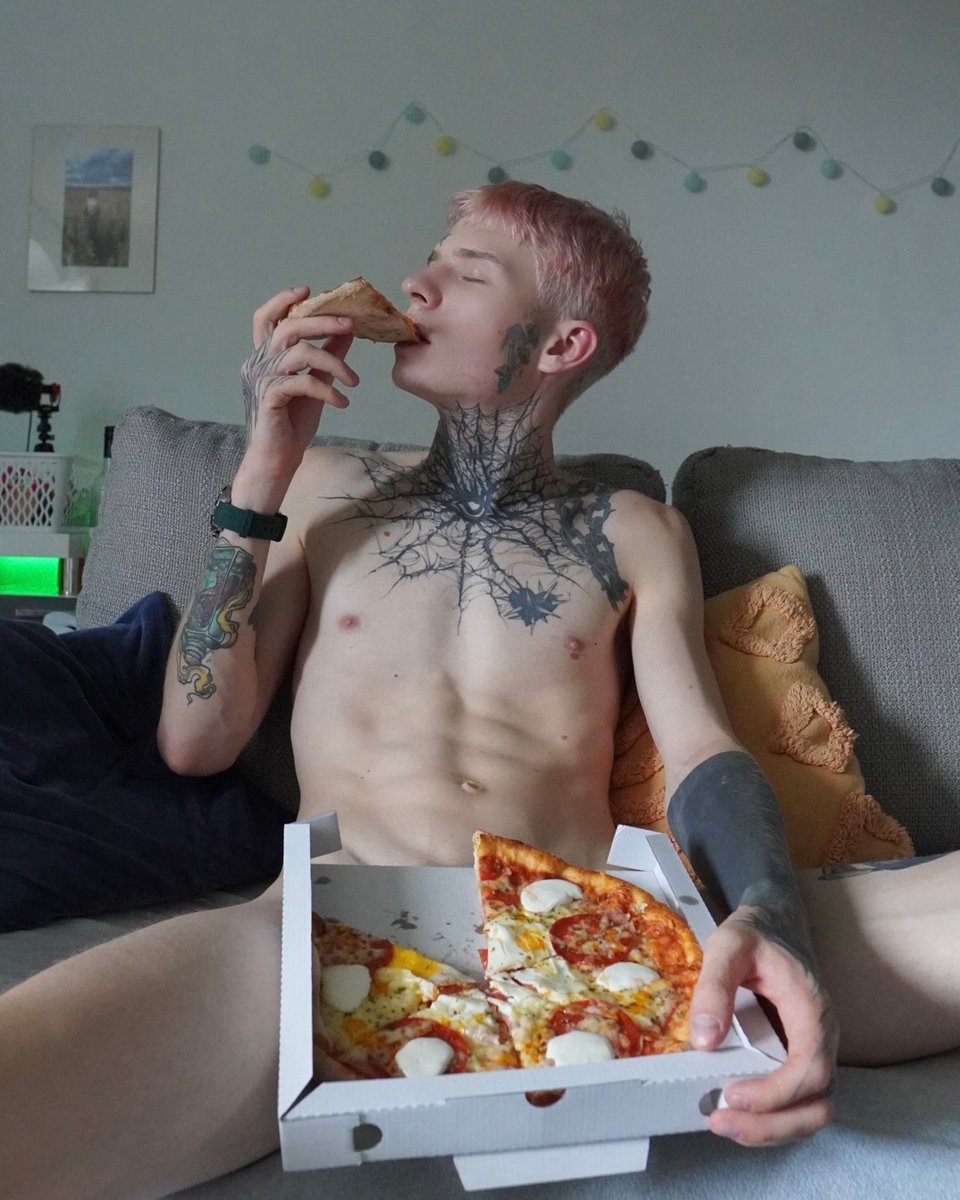 Would you like a slice of pizza? 🍕

onlyfans.com/herbal_crazy