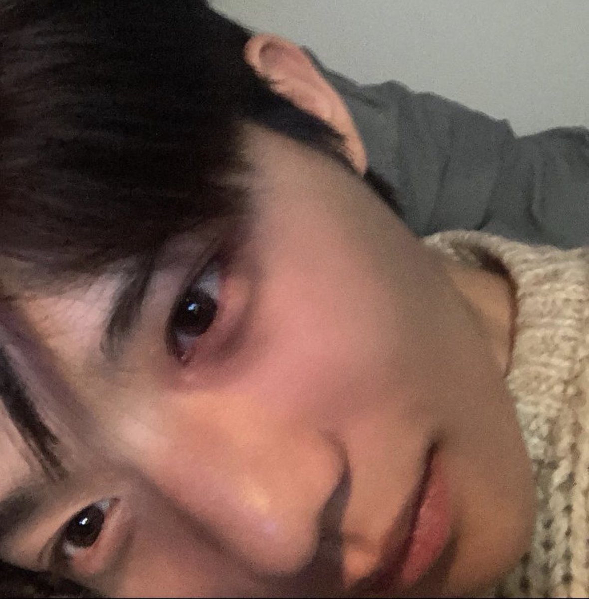 SangS2ol's tweet photo. 친구들 블러셔                             내 블러셔// https://t.co/gTvy6ZGt26