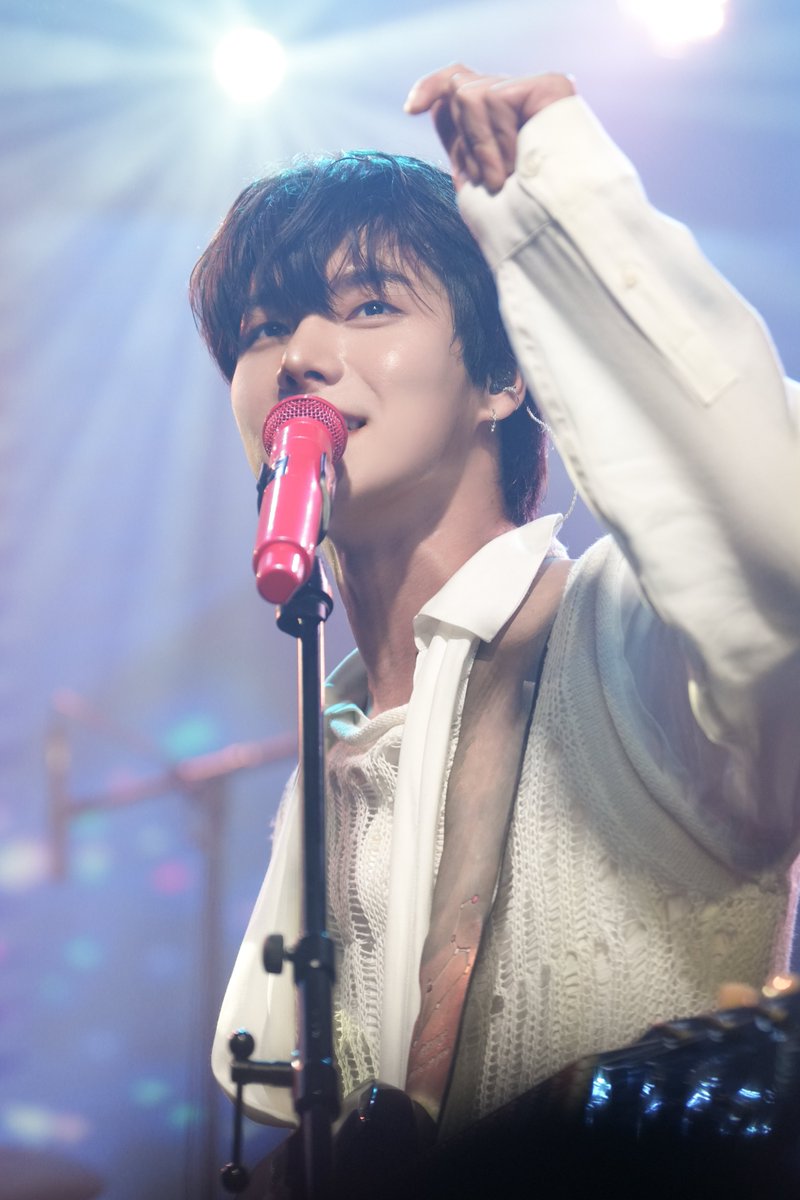 eternite__'s tweet photo. 240908 Muse on live week day-5 
빛나고 있던 당신이 내게 쏟아졌어˚₊✯͡ 🜚 *·
#ONEWE #원위 #용훈 #YONGHOON https://t.co/v4XXGTPZv9