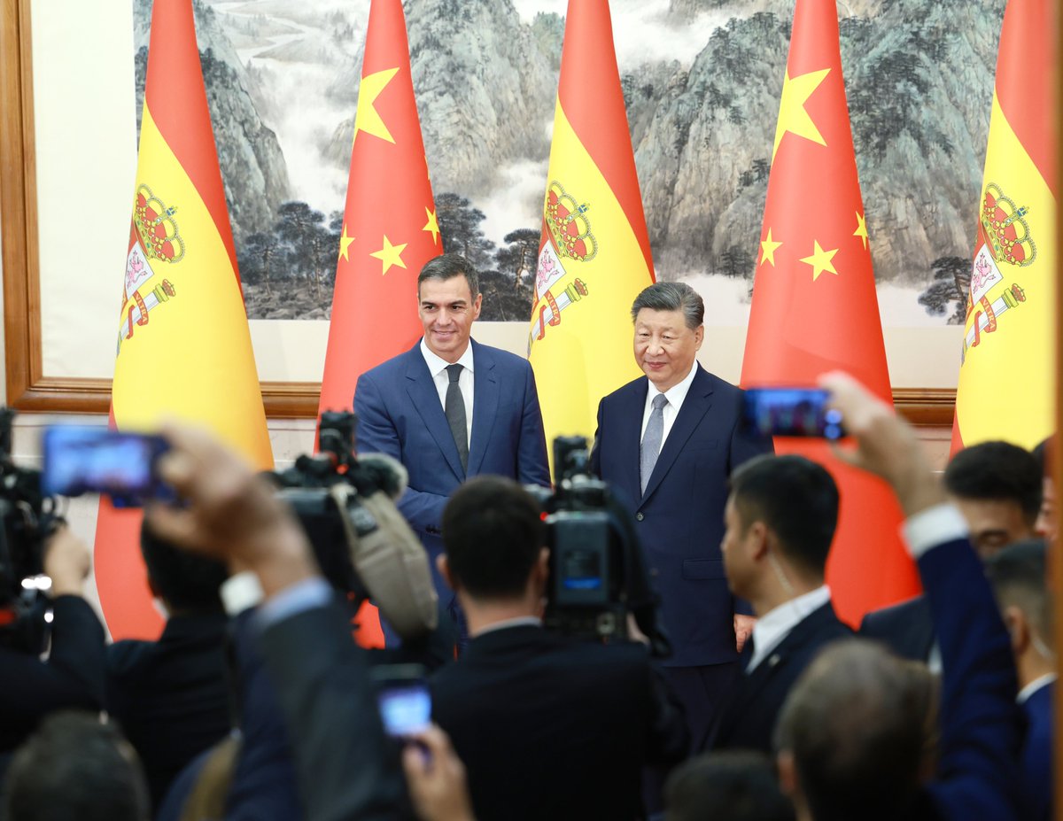 President Xi Jinping met with Spanish Prime Minister Pedro Sánchez <a href="/sanchezcastejon/">Pedro Sánchez</a>.

Both China and Spain, with a sense of responsibility and mission, call for mutual respect and win-win cooperation between countries and uphold multilateralism and free trade.

Next year will