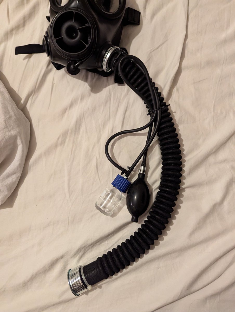 Handcrafted poppers pump, Available within 2 weeks. Shipped throughout Europe 70€ excluding shipping costs