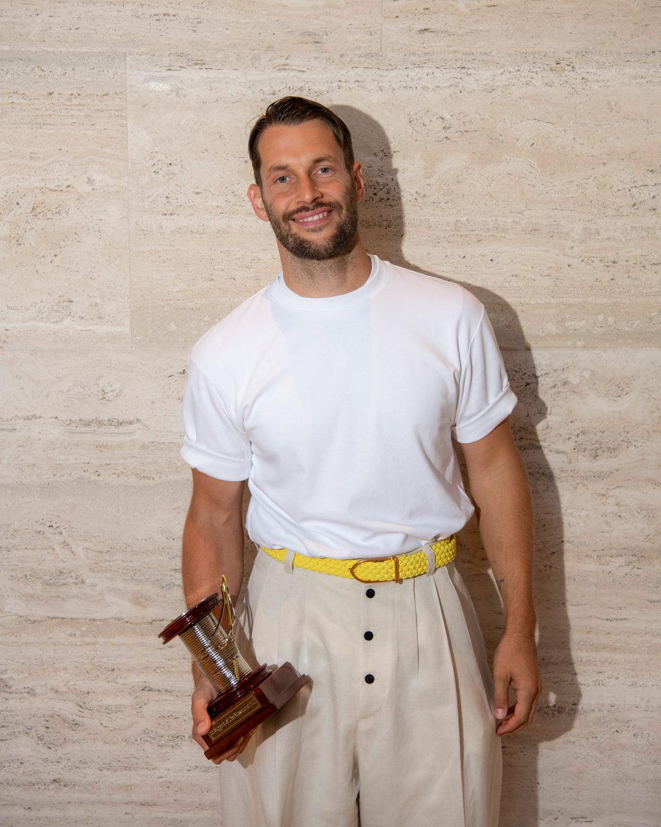 jacquemus's tweet image. This week marks a series of special milestones for Jacquemus in New York:
1. Simon Porte Jacquemus received the 2024 Couture Council Award for Artistry of Fashion from the @FIT Museum.
2. The window of our upcoming first U.S. store in SoHo, NY, opening in October.
3.…