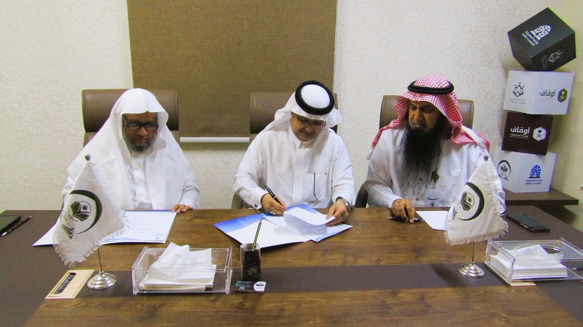 AlsoltyahEdu's tweet photo. في اطار التطوير التعليمي والجودة، وقف #المدرسة_الصولتية يوقع مع #شركة_أطوار_الذكية_للتعليم عقد الإِشراف التربوي على العمليات التعليمية والتربوية بالمدرسة يوم الإثنين  1446/03/06هـ  الموافق 2024/09/09م بمقر إدارة الوقف حيث تم توقيع العقد من نظار الوقف د. إسماعيل الميمني و أ. محمد مكي هداية الله ومدير عام الشركة د. عبدالله الشمراني

#مكه_الان
#صباح_الأشياء_المُشرقة