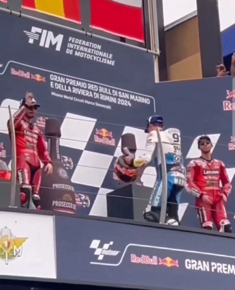 Mientras los supuestos “aficionados” en Misano abuchearon a Marc en el podio por haberles ganado en casa , Pecco hacía gestos diciendo que no con el dedo y con la cabeza avergonzado de lo que estaba sucediendo👏🏻

Gran gesto por parte de Pecco 🎩 callando la boca a los de siempre.