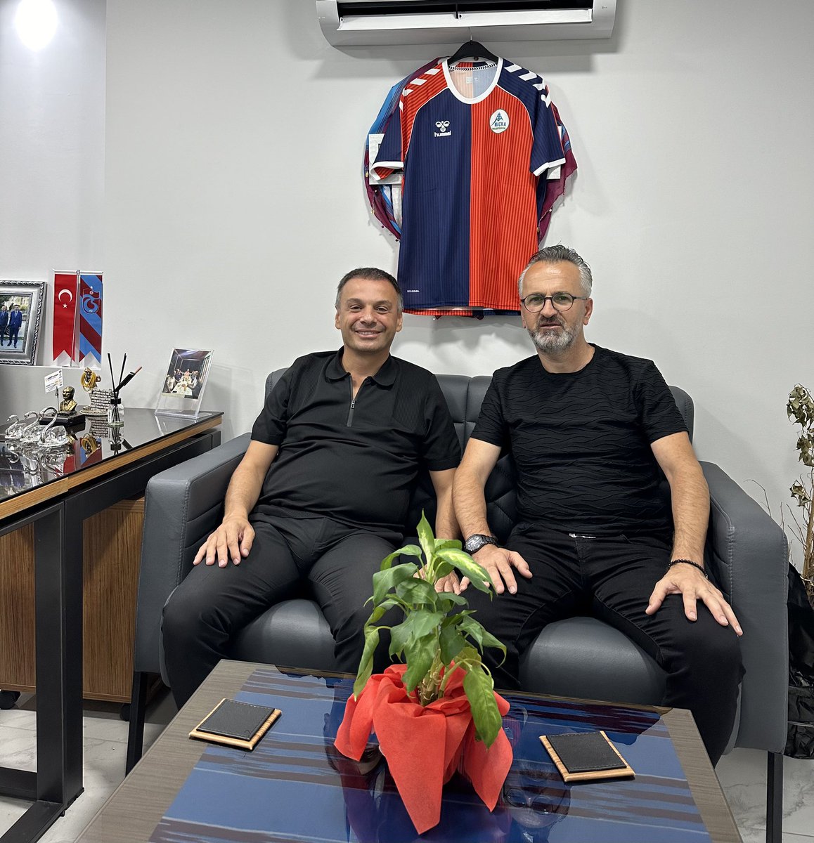 TRabzon’ un rehberi Maçka Belediye Başkanı Sn <a href="/koray_kochan/">Dr.Ecz.Koray Koçhan</a> bizleri iş yerimizde ziyareti ile onurlandırmıştır, kendilerine çok teşekkür ediyoruz. 

Daha güzel bir MAÇKA için elimizi değil gövdemizi taşın altına koymaya her daim varız. 

#OseneBuSene 
Maçka Belediye Spor.🏆